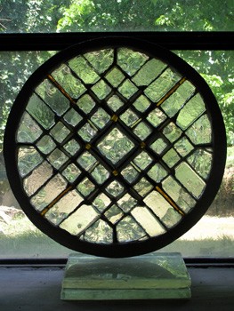 aux quatre horizons (diam. 55 cm), dalle de verre et joint minéral, 2007. © henri guérin