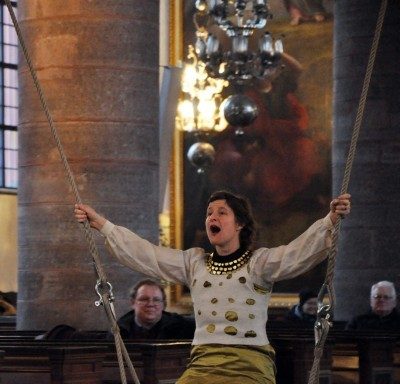 Une balançoire dans une église !