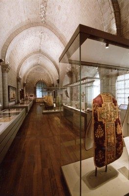 LABEUR ET MÉDITATION : DES BRODERIES AU CLOÎTRE