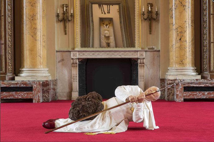 Le rouge, la pourpre et l’Esprit. En observant La Nona Ora de Maurizio Cattelan