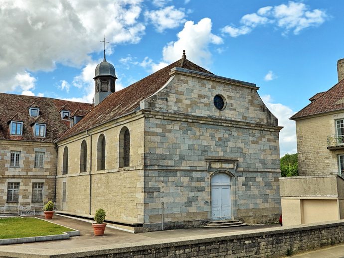 Vitraux du Père  Couturier : des figures de saints hautes en couleurs