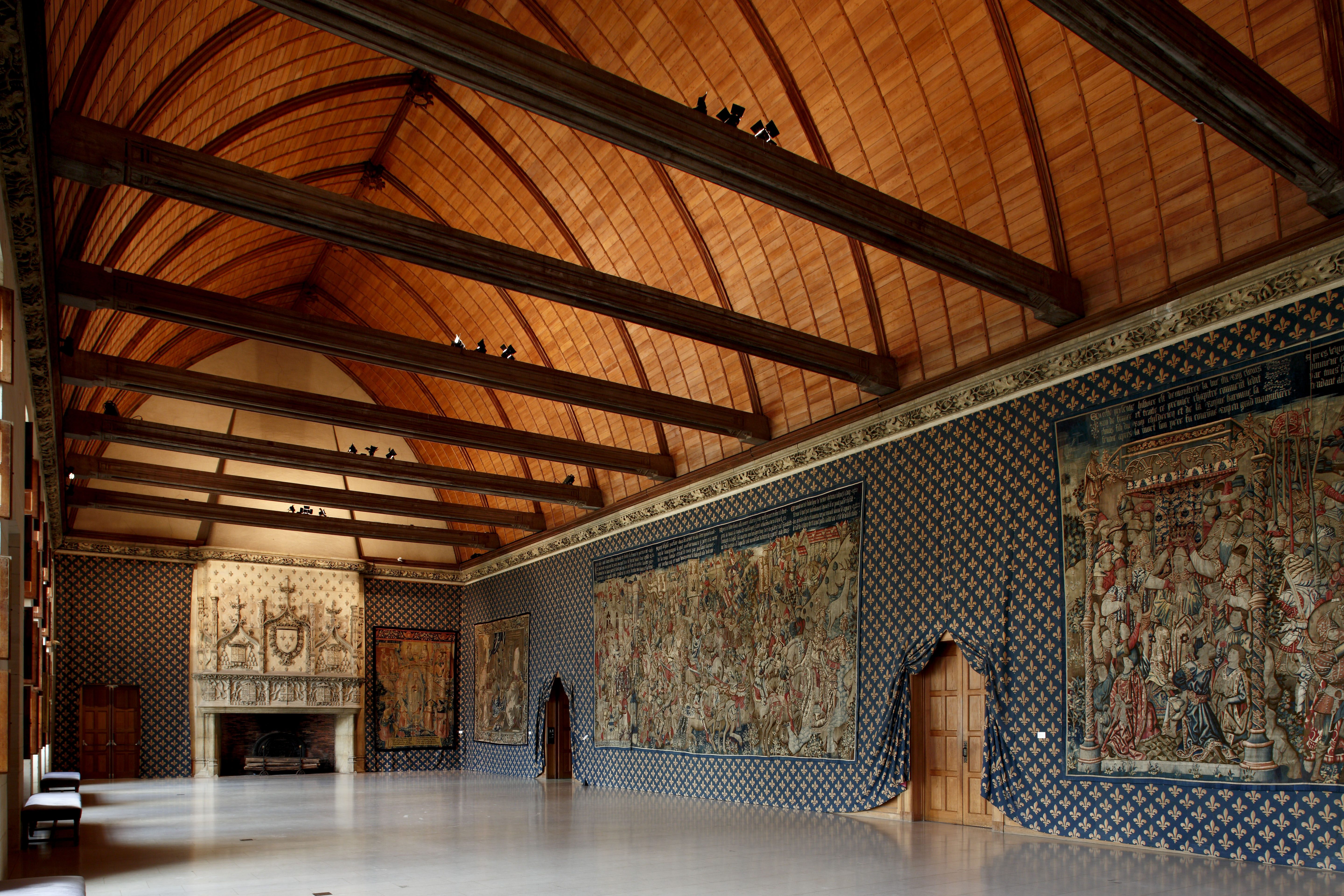 Les trésors textiles de la cathédrale de Reims au palais du Tau