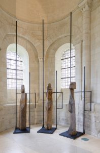 Jean Touret- Les trois chanteurs—Chêne- Hauteur 220 cm- Exposition à Fontevraud- ©Leonard Serres 