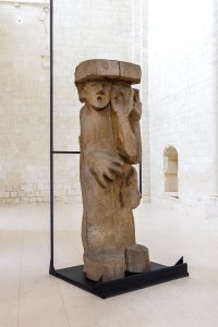 Jean Touret- La Chaire- Cédre-Hauteur 300 cm- Exposition à Fontevraud- ©Leonard Serres 