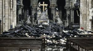 FIG.2 : Le chœur de la Cathédrale Notre-Dame de Paris au lendemain de l'incendie du 15 avril 2019. 